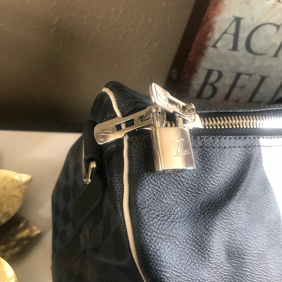 Louis Vuitton travel bag limited addition - Picture 2 of 16